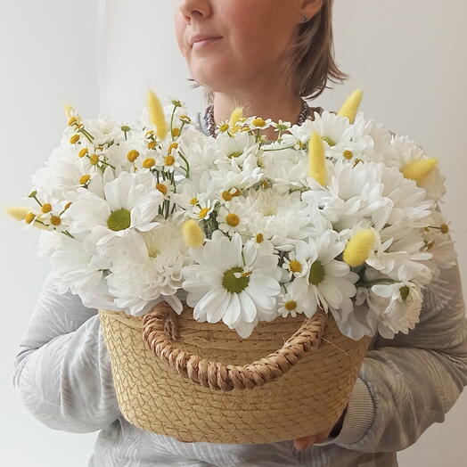 Хризантема с ромашками и лагурусом в плетёной корзине