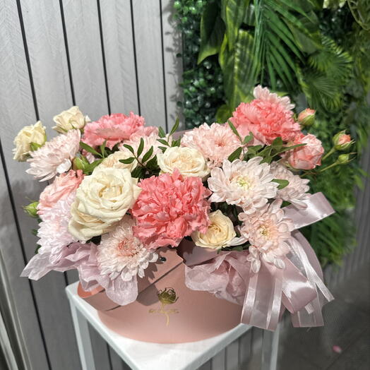 Композиция с диантусами и кустовой розой 77005