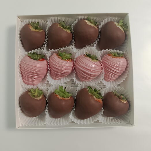 Клубника в шоколаде (молочный и клубничный шоколад, 12-16 шт.)