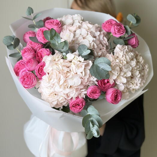 Розовая гортензия и пионовидные малиновые розы - нежный контраст 💖