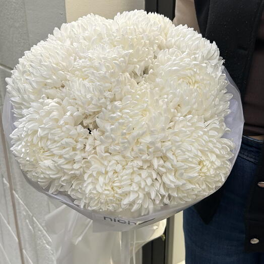 White chrysanthemum mono bouquet