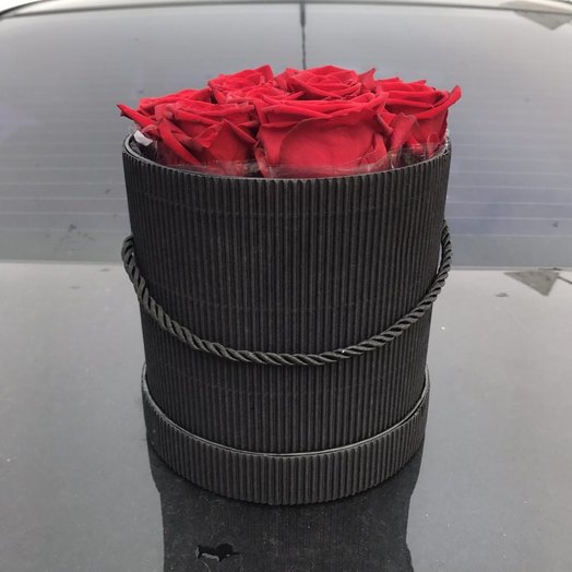 Round box with roses