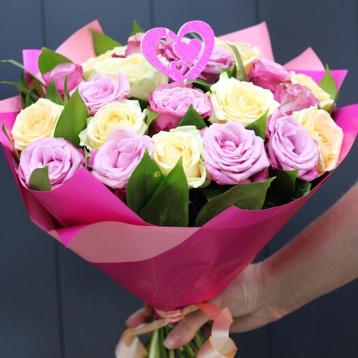 A mix of 21 roses