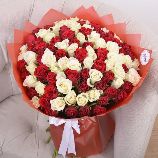 Ramo de 101 rosas rojas y blancas
