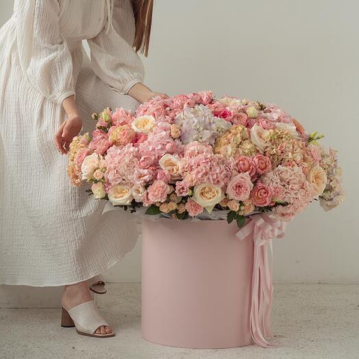 King-size bouquet in a hatbox 102