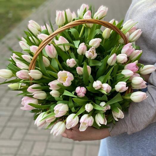 Корзина с цветами Тюльпанов