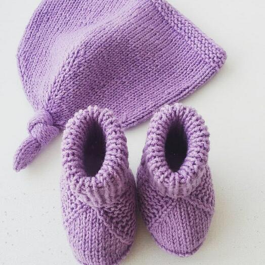 Комплект для новорождённого шапка и пинетки