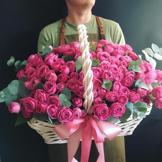 Cesta de rosas de peonía
