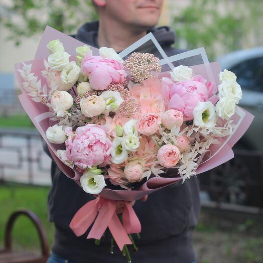 Авторский букет с пионами Сара бернар и пионовидными кустовыми розами Мэнсфилд парк. Букет 238 Kimbirly Flowers