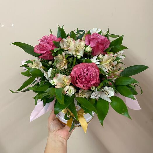 Arreglo en una Caja de sombreros con rosas en forma de peonía