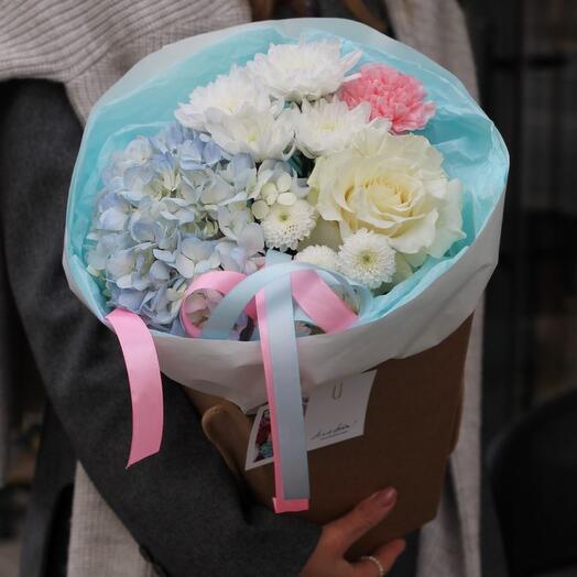 Bouquet of chrysanthemum and hydrangea in a carrier