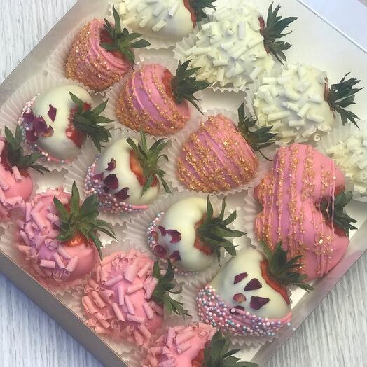 Set of chocolate-covered strawberries "Rose Petals"