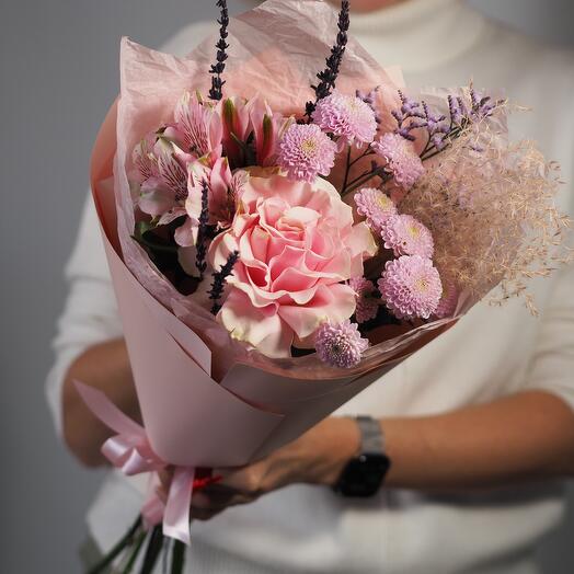 Ramo de piropos de rosa francesa, crisantemo y alstroemeria