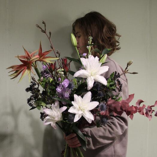 Лилии, амариллисы и ветви магнолии