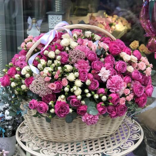 Cesta con rosas peonías flores en la cesta