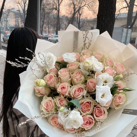 Нежные розы 25 шт с эустомой