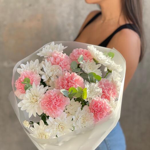 Букет из хризантем с диантусами и эвкалиптом🌸