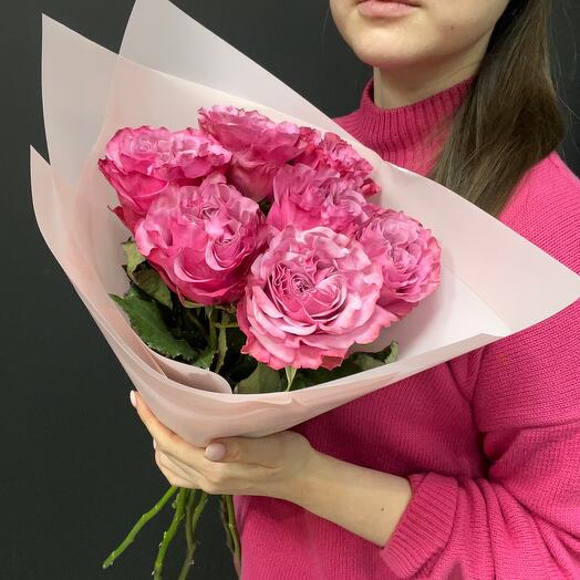 7 peony-shaped roses