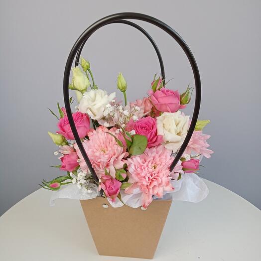 Arreglo floral en un bolso con rosa arbusto y eustoma