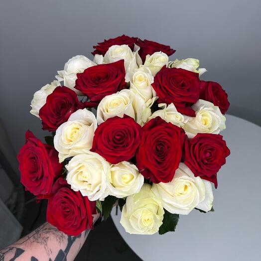 Микс белых и красных 25 роз