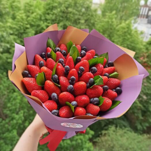 Букет из клубники и голубики