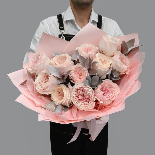 Delicado ramo de rosas de peonía