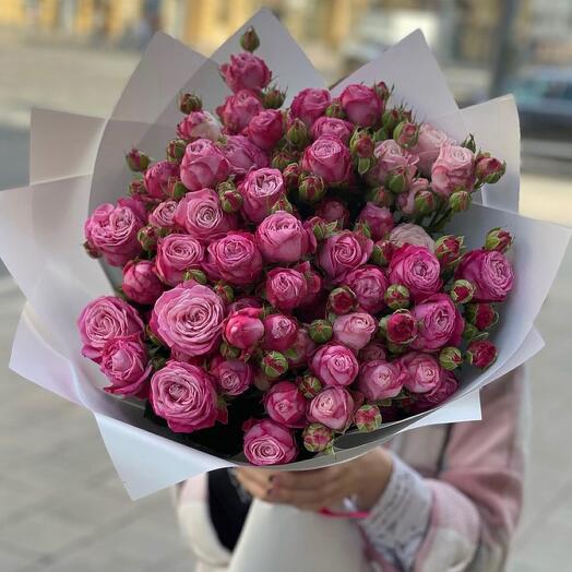 Букет из розовых кустовых роз