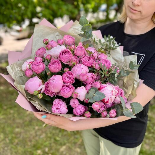 A chic bouquet of peony-shaped roses and peonies by Sarah Bernhardt