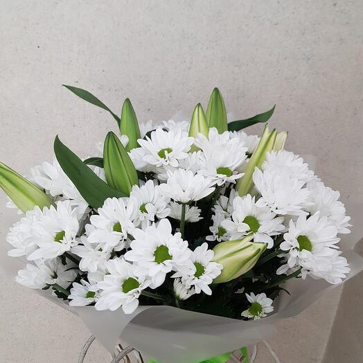 Букет из белых лилий и ромашковой хризантемы