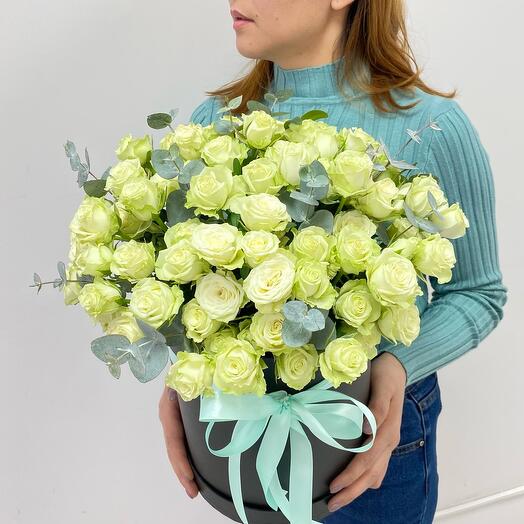 Белые кустовые розы в коробке