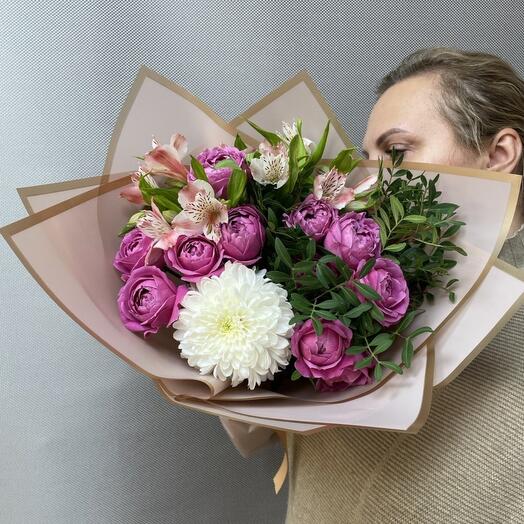 Bouquet with peony-shaped roses and chrysanthemum
