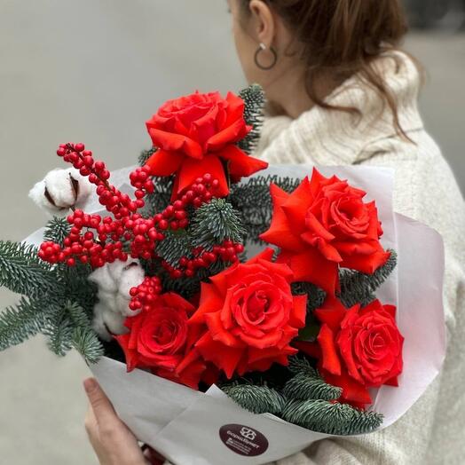Зимний букет из красной розы, илекса и нобилиса