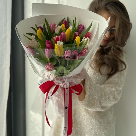 Букет «ХРУСТЯЩИЕ ТЮЛЬПАНЫ» (микс из тюльпанов 25шт фирменной упаковке)