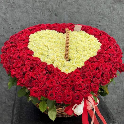 Корзина из 301 розы