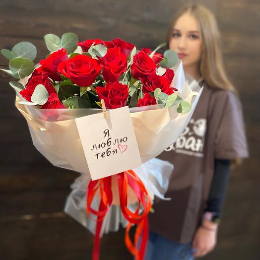 Букет из роз с эвкалиптом