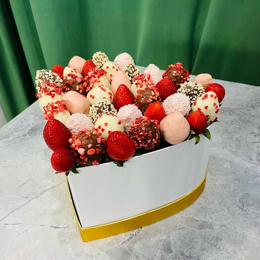 Коробка Сердце с клубникой в шоколаде