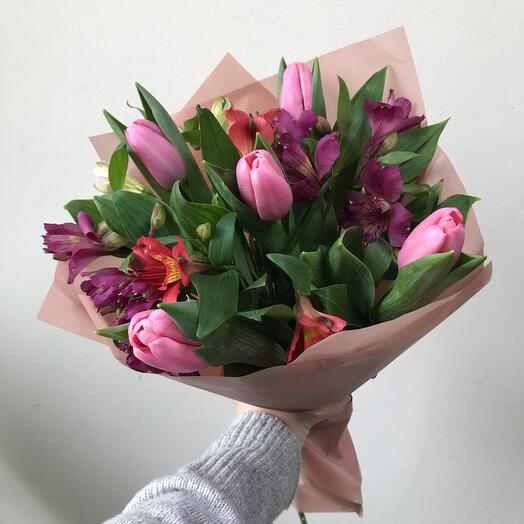 Микс тюльпанов и альстромерий