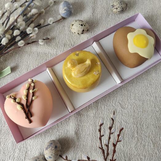 Набор муссовых пирожных Пасха (ягодное, шоколадное, тропики) в подарок