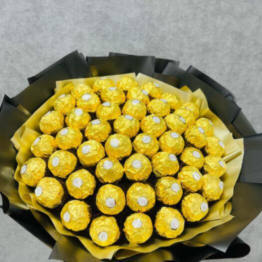 Сладкий букет из конфет Ferrero Rocher