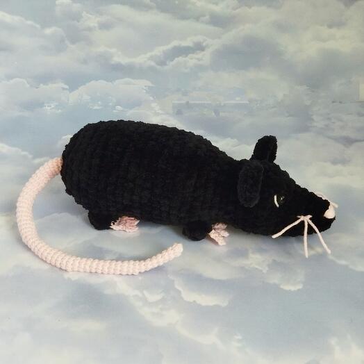 Вязаная игрушка крыса, чёрная