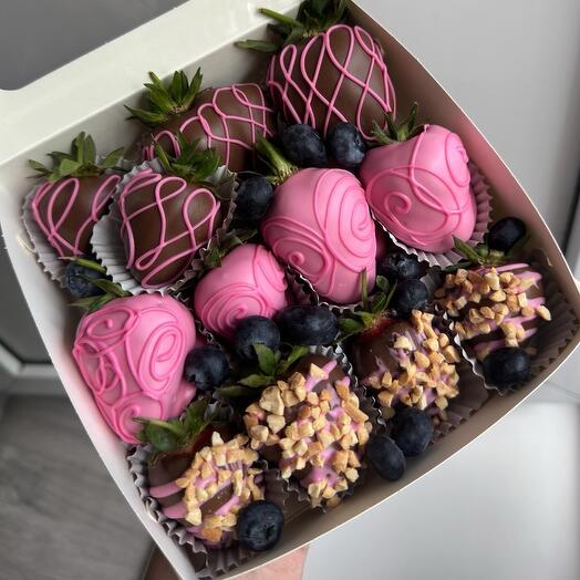 Клубника в шоколаде 12 штук и голубика