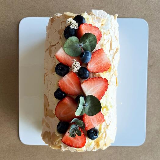 Меренговый рулет со свежей клубникой и соусом из маракуйи
