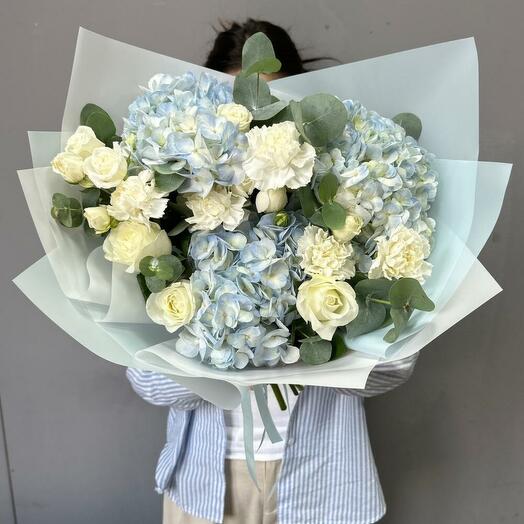 Нежный букет пионовидных роз,гортензий,диантусов и эвкалипта 💙(000300020004)