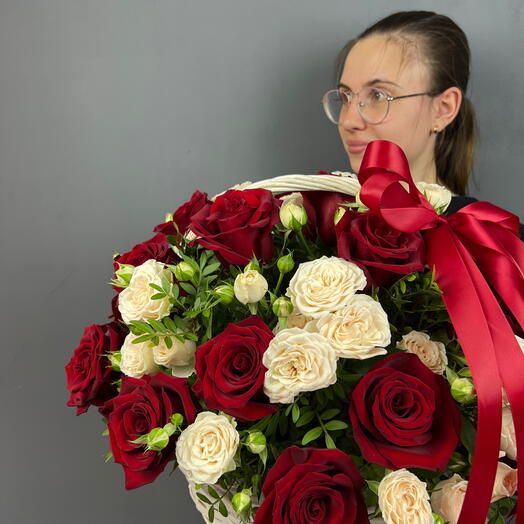 Корзина с кустовыми розами «Розы в Белых Кимоно»