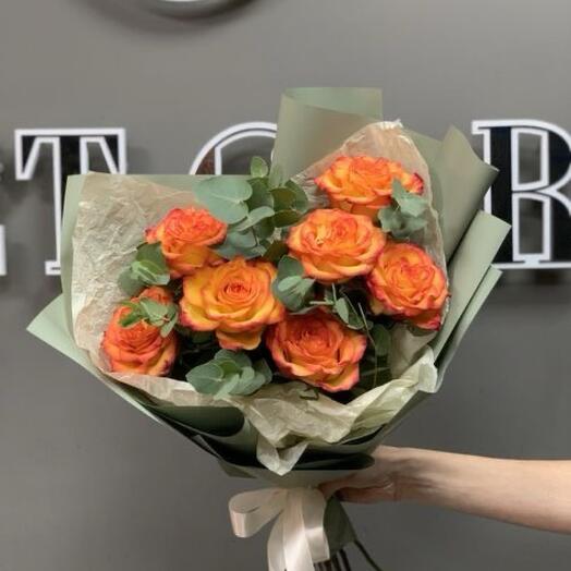 Rosas de fuego con eucalipto