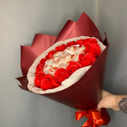 Букет Raffaello и красных мыльных роз🌹
