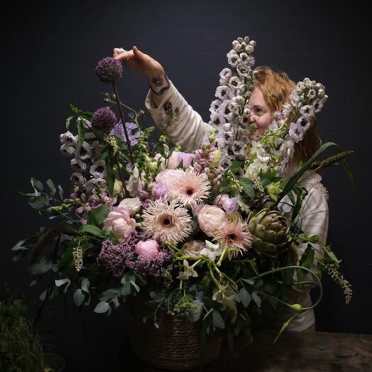 Корзина с дельфиниумом, пионами, герберами и травами - Большая корзина цветов с доставкой