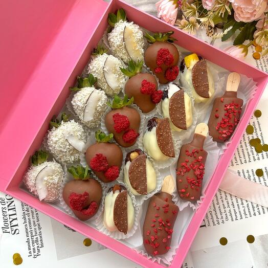 Клубника, бананы и финики в шоколаде