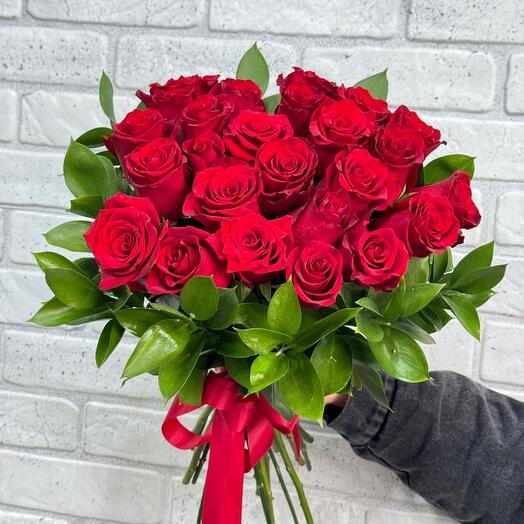 Букет из роз оформление из зелени