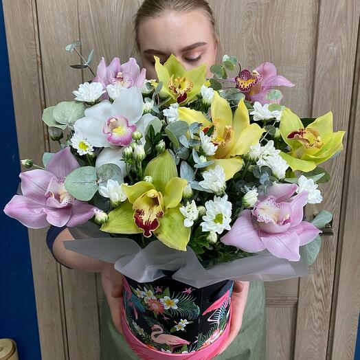 Цветы в коробке с орхидеями